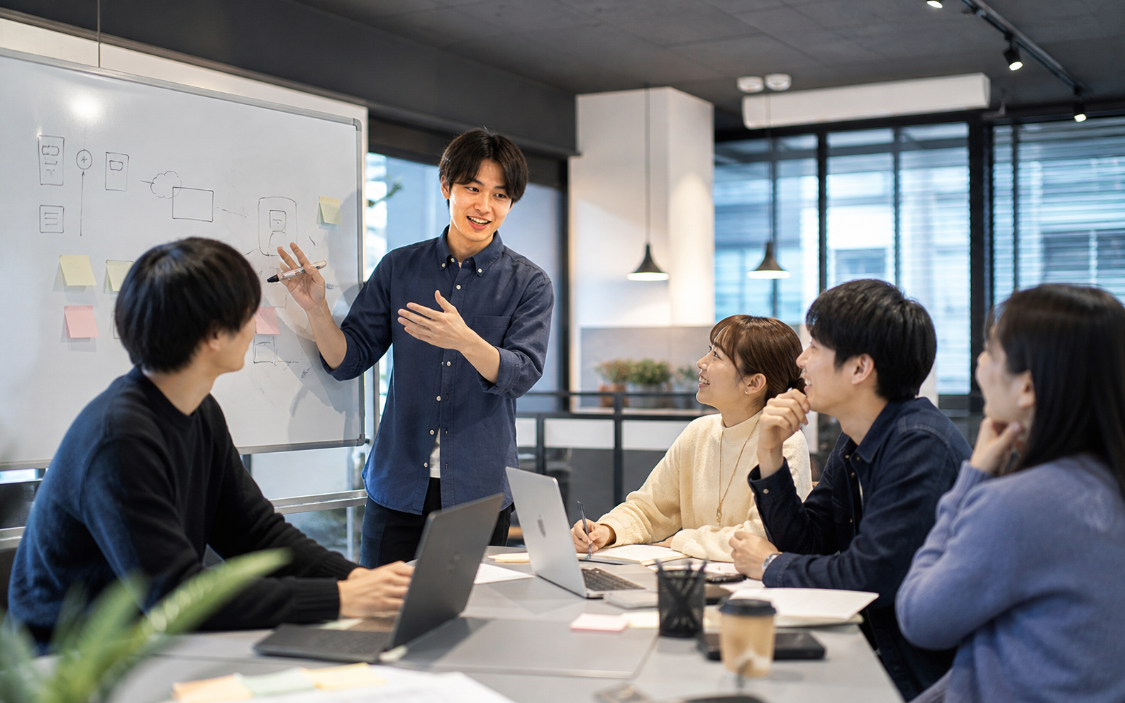 学生主体でプロジェクトを進めるインターン生のイメージ